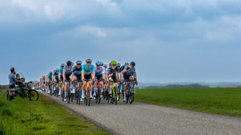 Bijschrift: Het peloton bij Ootmarsum. Op 4 mei krijgen de renners een extra beklimming bij Hoge Hexel. Fotograaf: Herbert Huizer